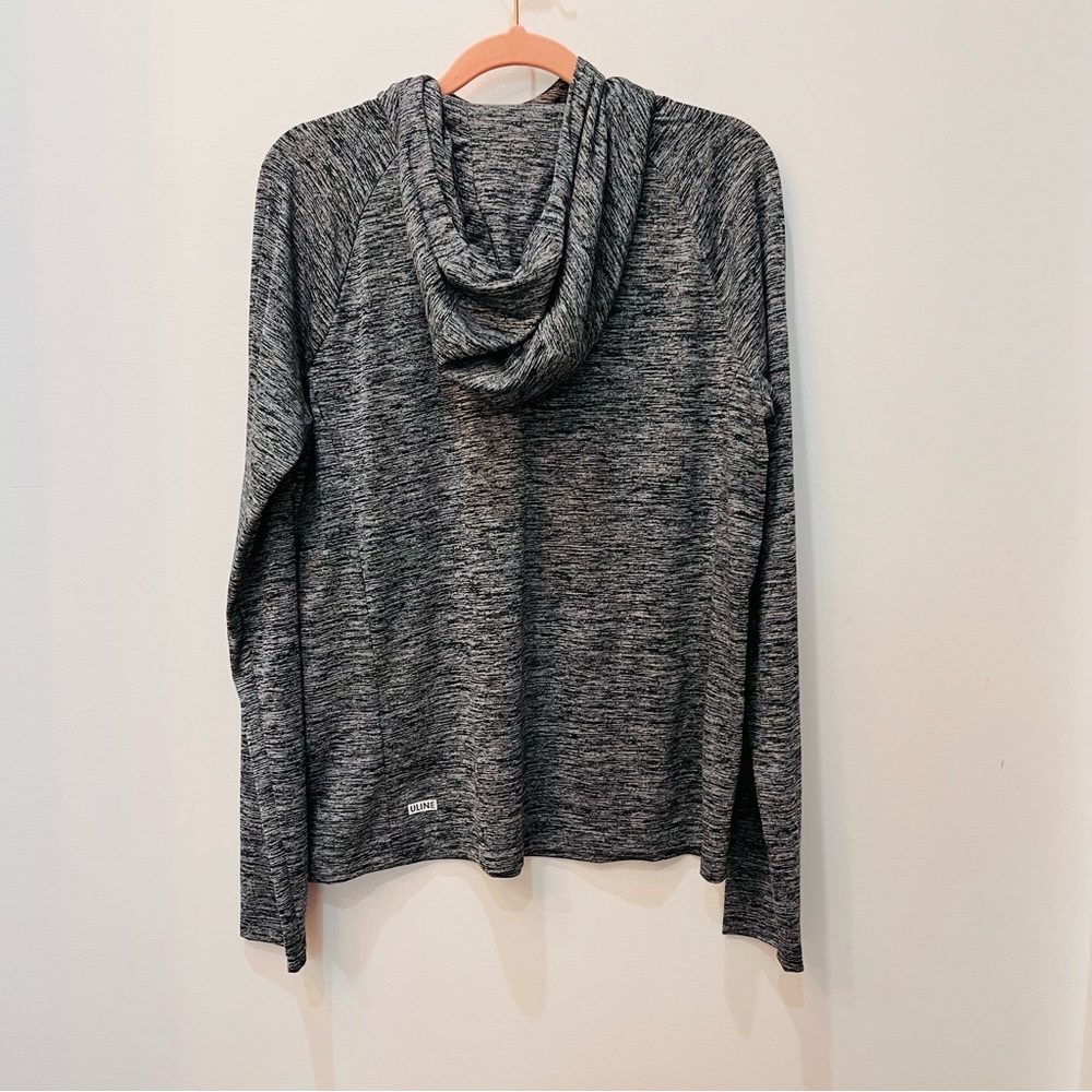 Woman’s Under Armour gray dry fit pull over Sz Medium - Picture 7 of 8